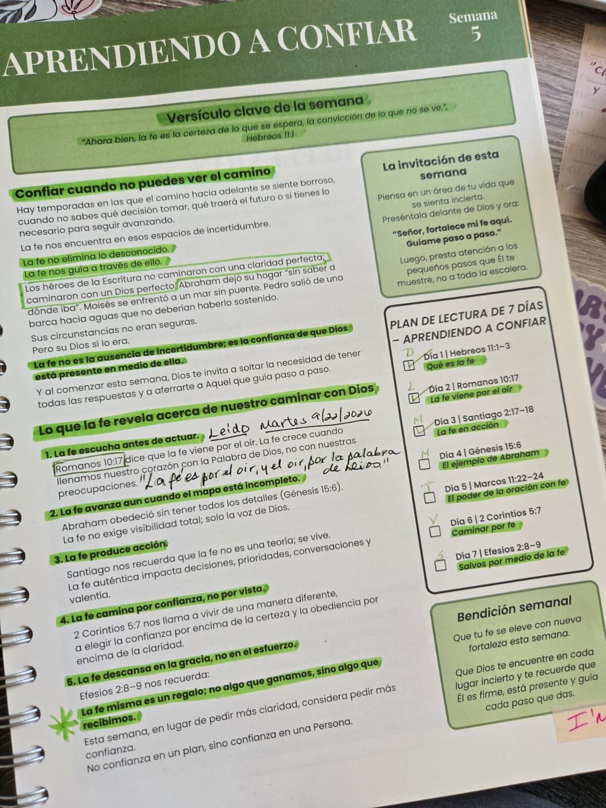 Página semanal de la guía con las siete lecturas marcadas y subrayados, foto de una clienta