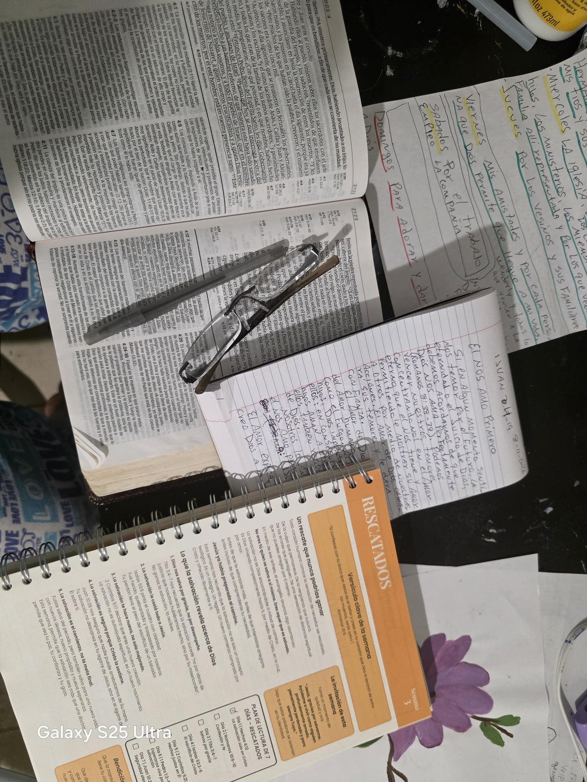 La guía y una Biblia abiertas sobre un escritorio, foto de una clienta